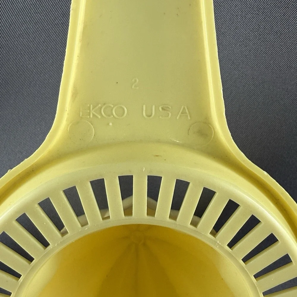 Vintage EKCO USA Yellow Plastic Citrus Juicer Lemon Reamer‎ Mid Century Kitchen